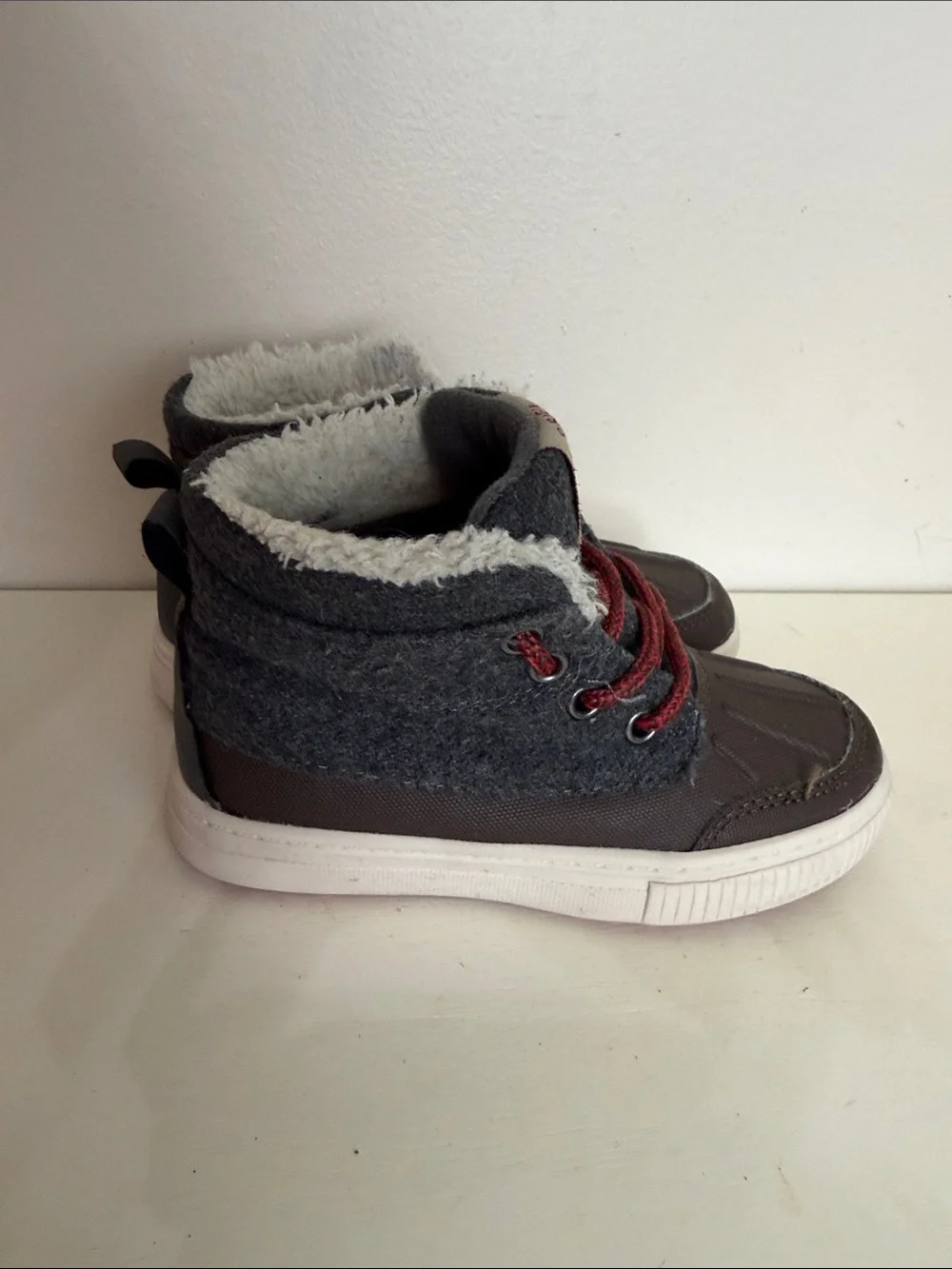 (S- ) OshKosh B'gosh Brown & Gray Kids Lace-Up Boots with Red Laces